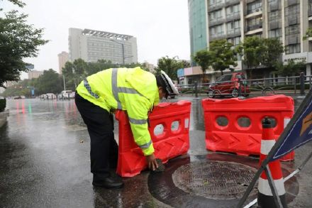 江苏连云港出现道路积水 江苏连云港出现道路积水