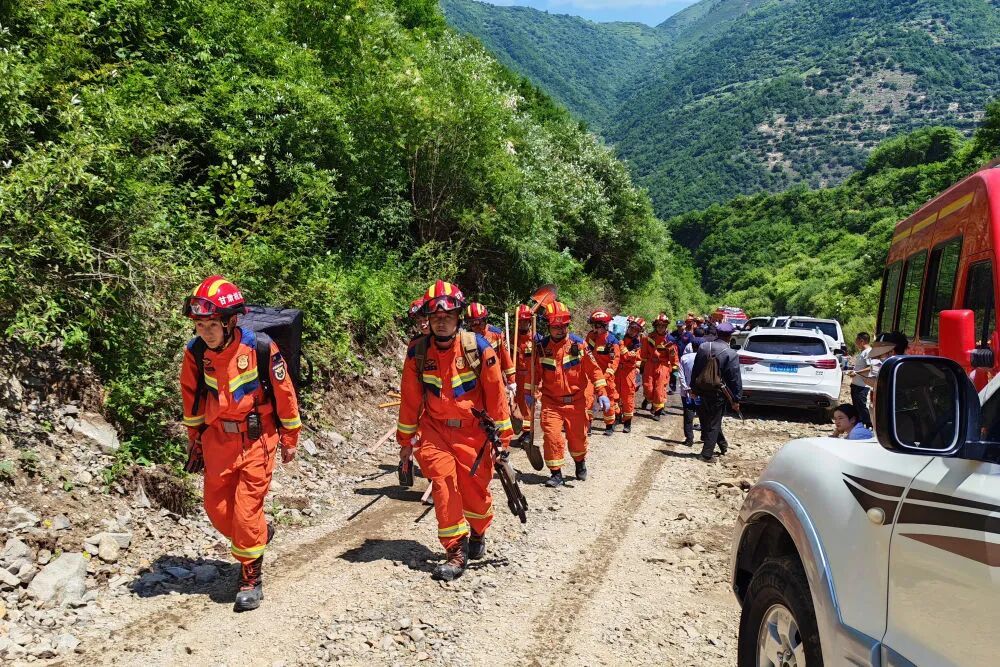 甘肃省宕昌县山体滑坡已有17人获救 甘肃省宕昌县山体滑坡已有17人获救