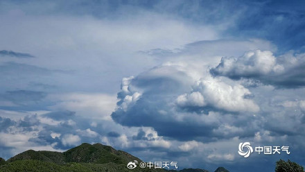 北京云层发展高耸如棉花城堡