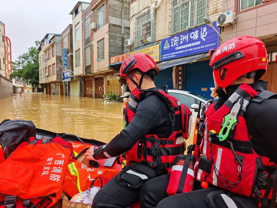 广西升级发布洪水红色预警，55条河流70个站超警；受台风和季风气流共同影响，暴雨还将持续