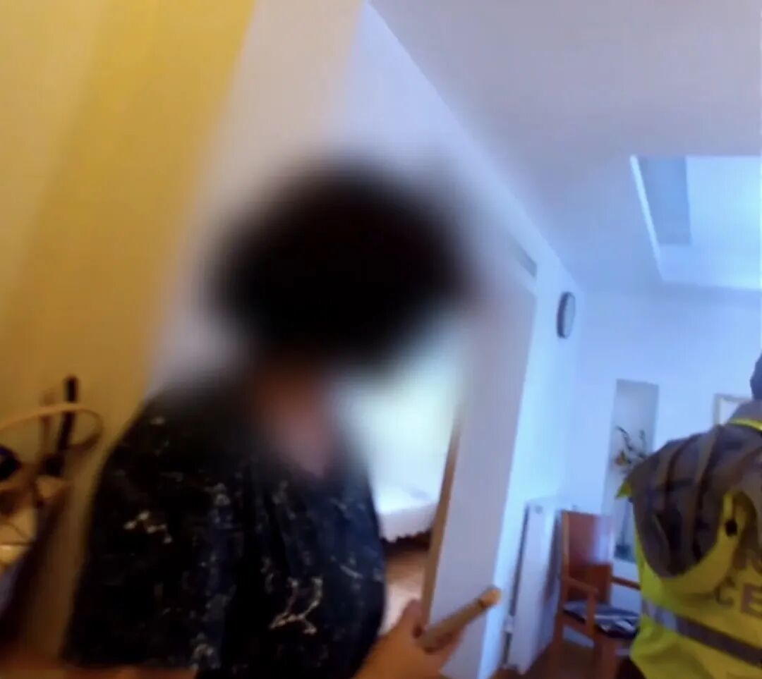 离了大谱！男子前脚打赏主播几十万，后脚偷邻居几百元旧电视，亲妈直呼没办法