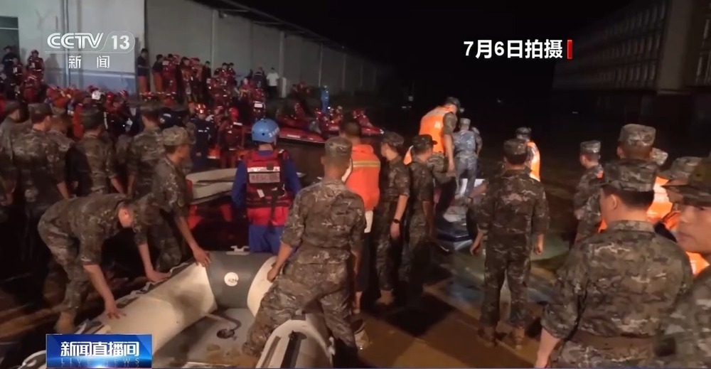 记者深入广西横州六蓝村受灾现场 跟拍夜间水上救援 记者深入广西横州六蓝村受灾现场 跟拍夜间水上救援