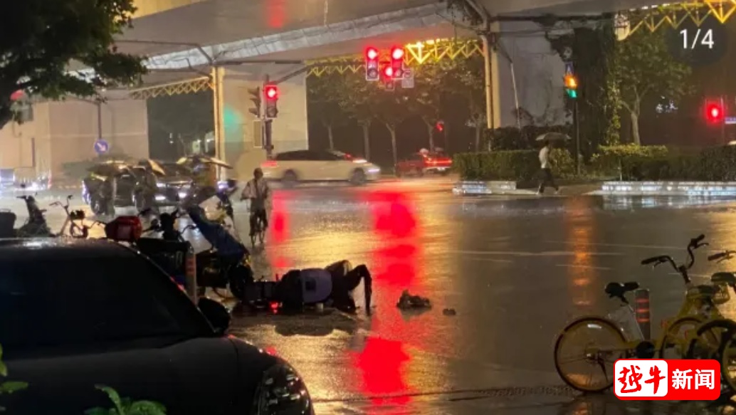 暴雨夜，绍兴老两口上海街头翻车，接下来一幕泪目