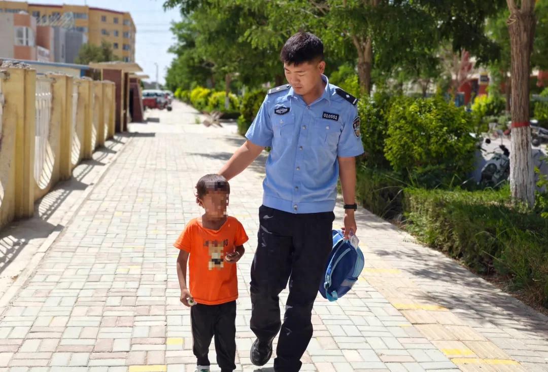 橘色T恤、蓝色书包、晒红的小脸……民警巡逻捡到一个“逃学娃”,结果很暖心 橘色T恤、蓝色书包、晒红的小脸……民警巡逻捡到一个“逃学娃”,结果很暖心