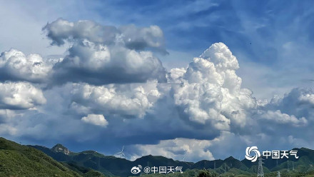 北京云层发展高耸如棉花城堡