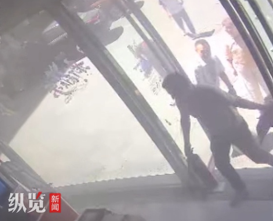 河北一临街商铺起火,一副局长拎起灭火器冲进火场,店主送去锦旗单位才得知此事 河北一临街商铺起火,一副局长拎起灭火器冲进火场,店主送去锦旗单位才得知此事