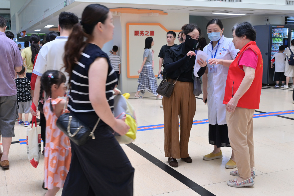 平均年龄68岁！“银发帮帮团”返岗，护航暑期就诊小患者