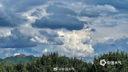 北京云层发展高耸如棉花城堡