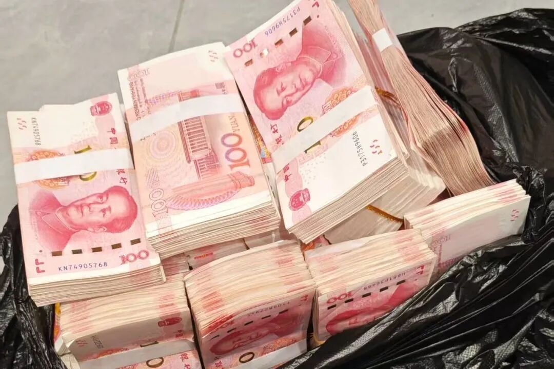 湖南一女子被骗子深度洗脑欲交40万，警方连夜上门劝阻，线下交接时当场抓获嫌疑人