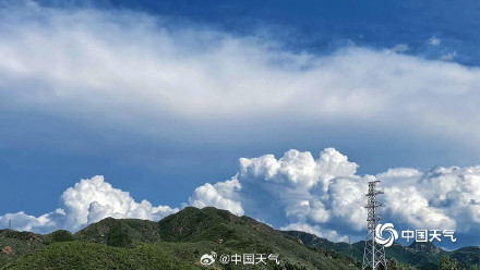 北京云层发展高耸如棉花城堡