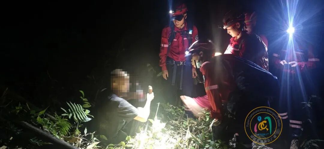 福州闽侯一患有阿尔茨海默病老人深夜被困山间，救援队紧急出动将老人安全带回