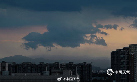 北京雨后晚霞照亮云层