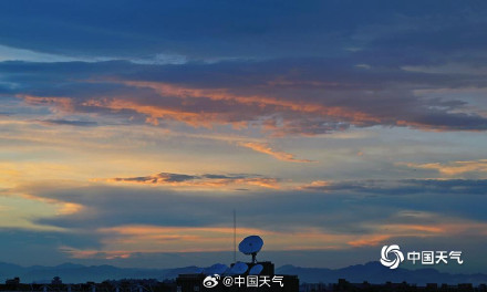 北京雨后晚霞照亮云层