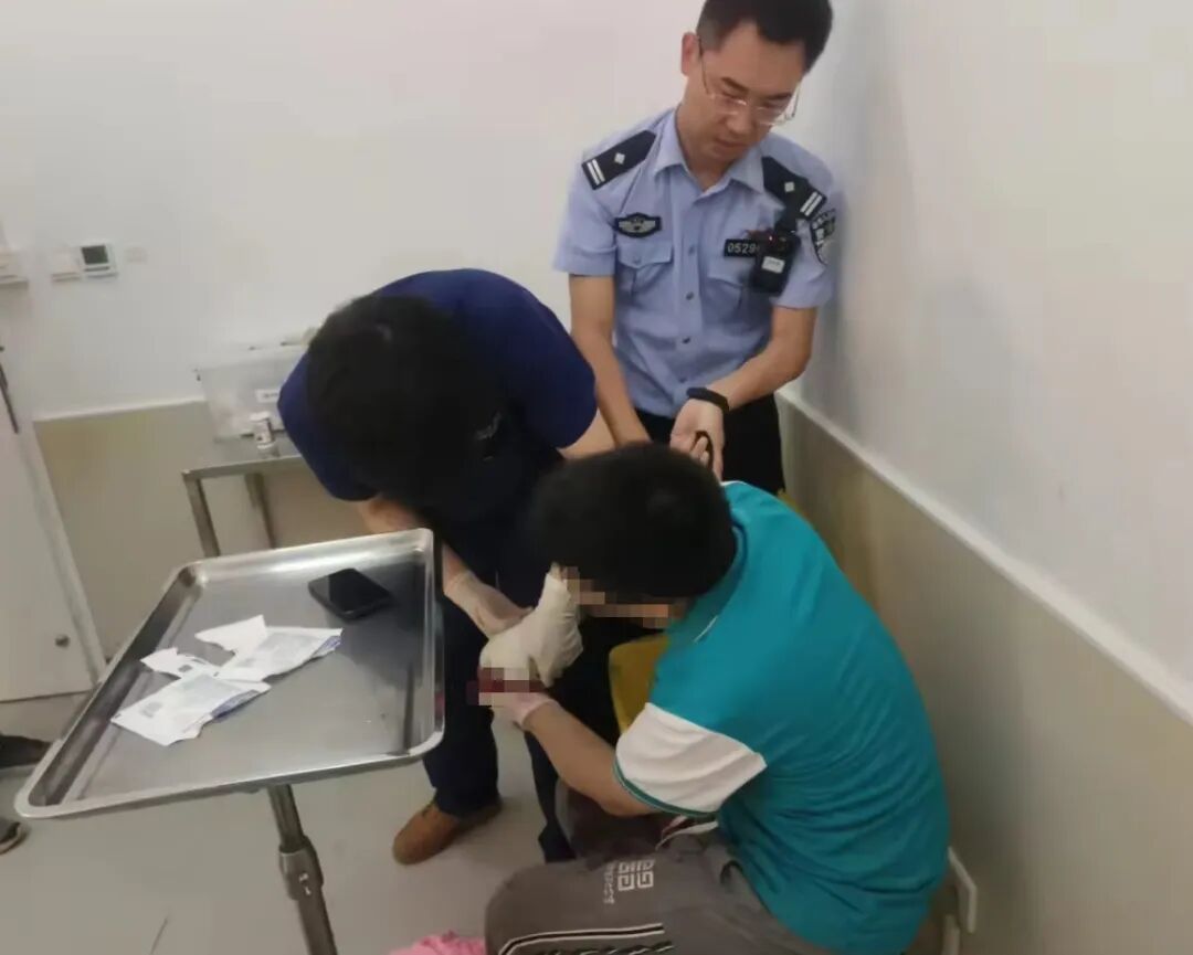 教科书式急救!民警抽出了自己的皮带 教科书式急救!民警抽出了自己的皮带