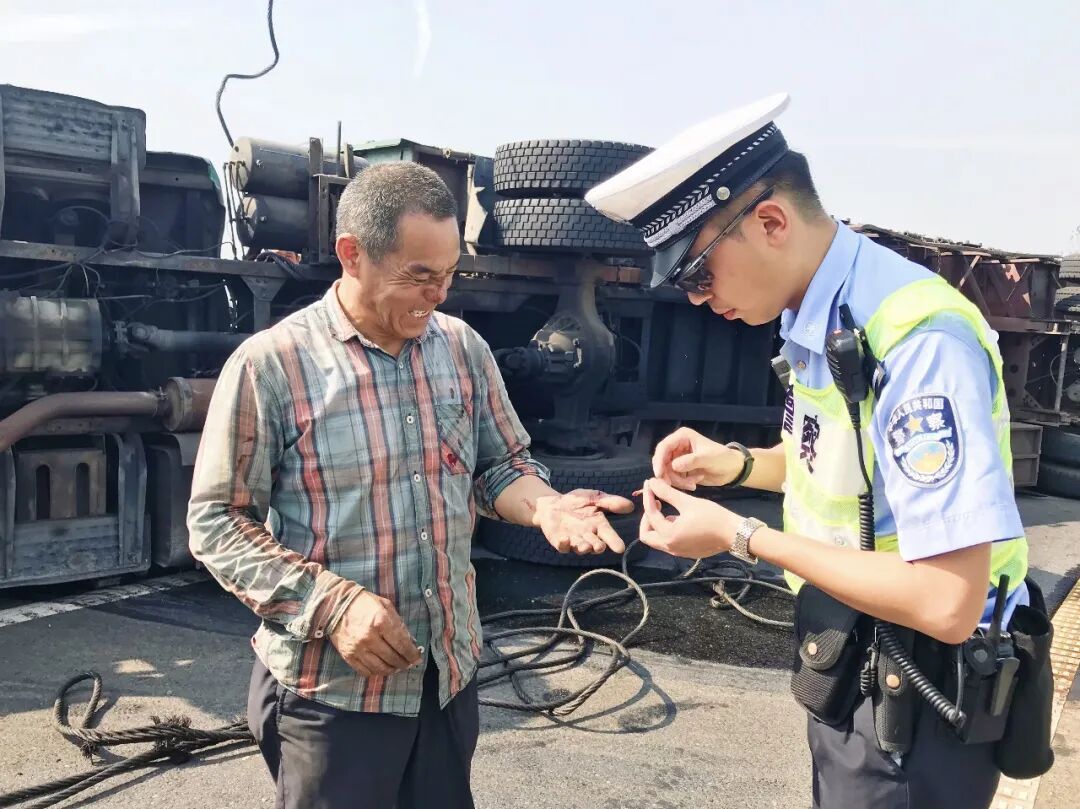 教科书式急救!民警抽出了自己的皮带 教科书式急救!民警抽出了自己的皮带