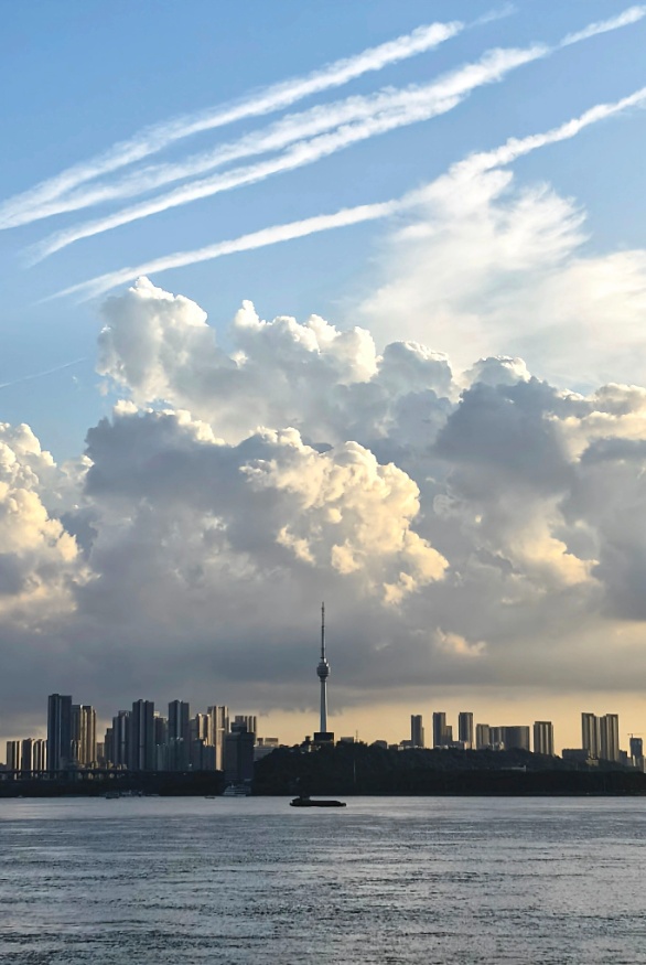 武汉上空惊现“飞船”!很多人拍到了 武汉上空惊现“飞船”!很多人拍到了