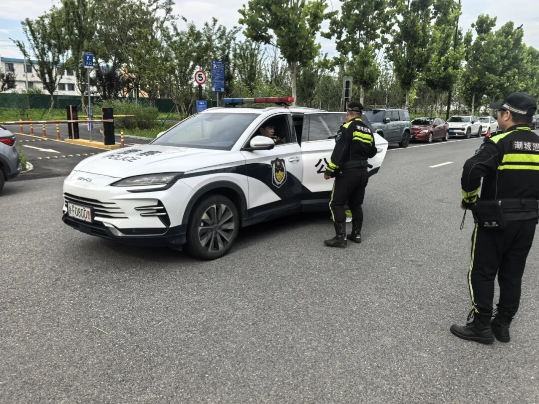 距截止入场仅剩14分钟,潮城巡警:“别急,有我们在!” 距截止入场仅剩14分钟,潮城巡警:“别急,有我们在!”
