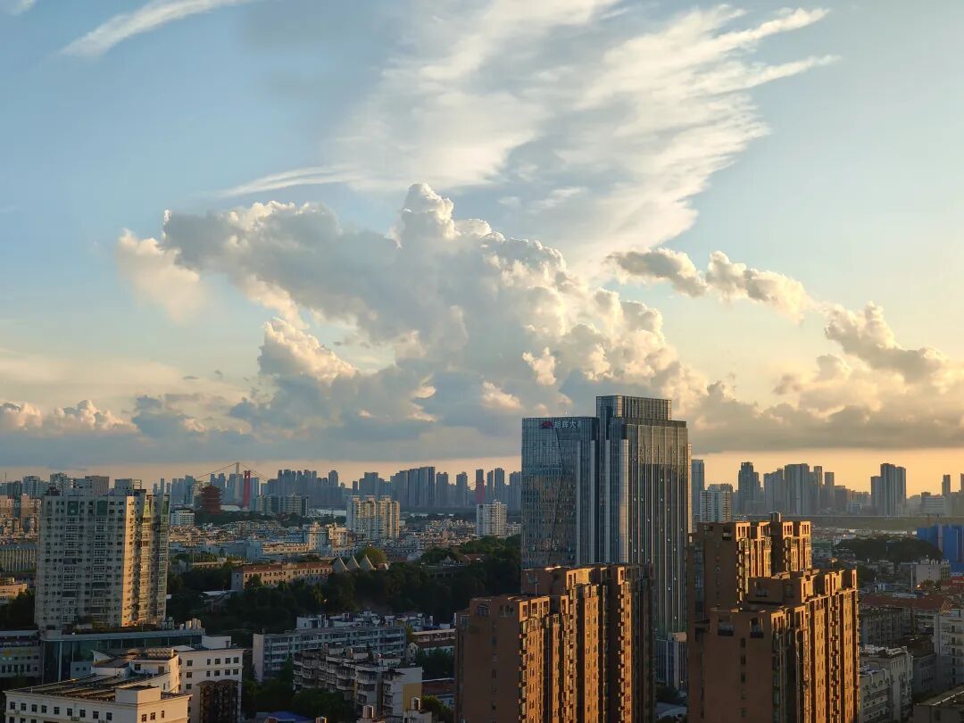 武汉上空惊现“飞船”!很多人拍到了 武汉上空惊现“飞船”!很多人拍到了
