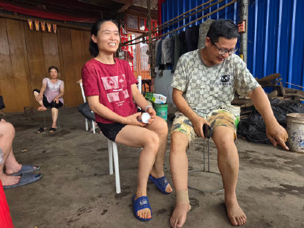 洪水齐颈男子一脚踹碎玻璃携妻逃生 洪水齐颈男子一脚踹碎玻璃携妻逃生