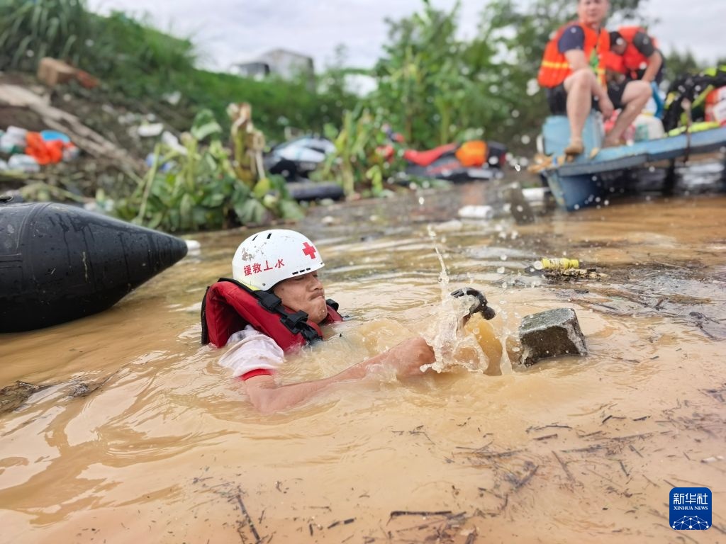 广西宾阳:转移被困群众 广西宾阳:转移被困群众