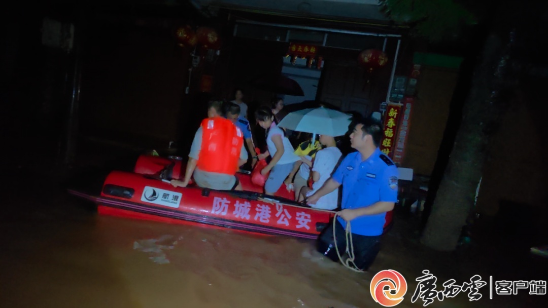 14个小时,转移151名被困群众 14个小时,转移151名被困群众