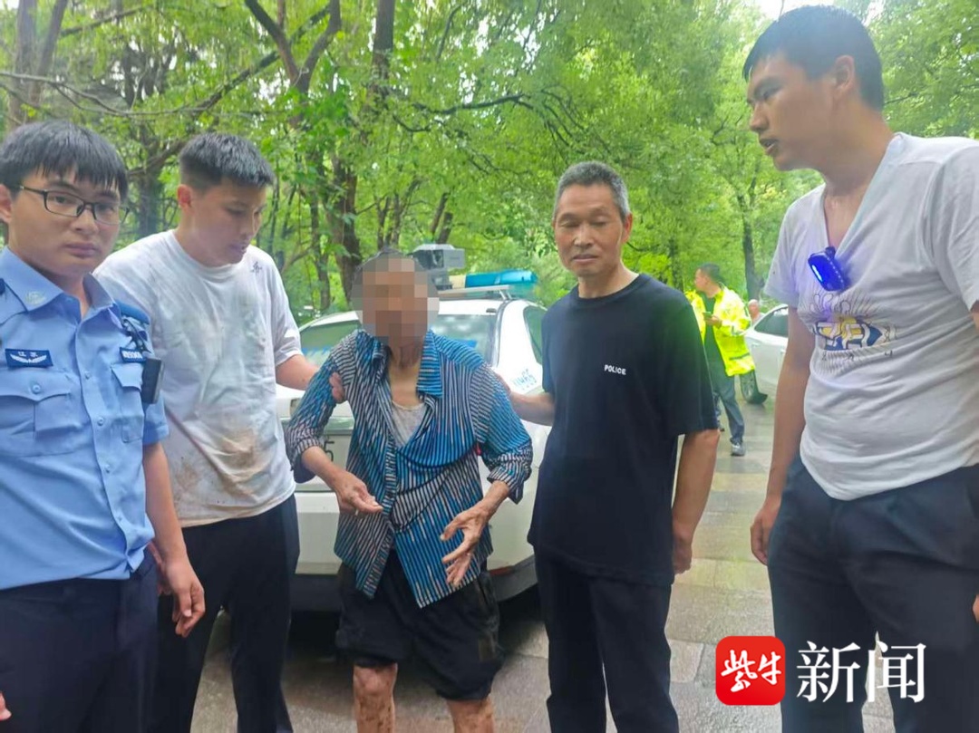 失联27小时、暴雨中搜山21小时!近百警力南山密林里救回七旬患病老人 失联27小时、暴雨中搜山21小时!近百警力南山密林里救回七旬患病老人