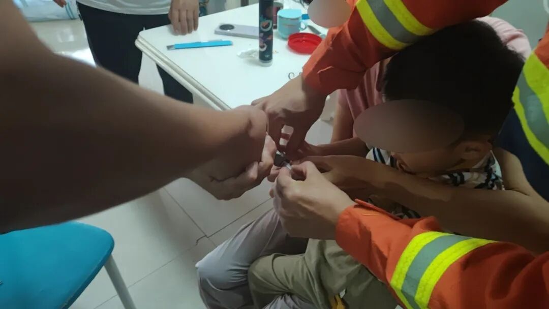 瓶盖“咬住”幼童手指 &nbsp;顺义消防精细救援