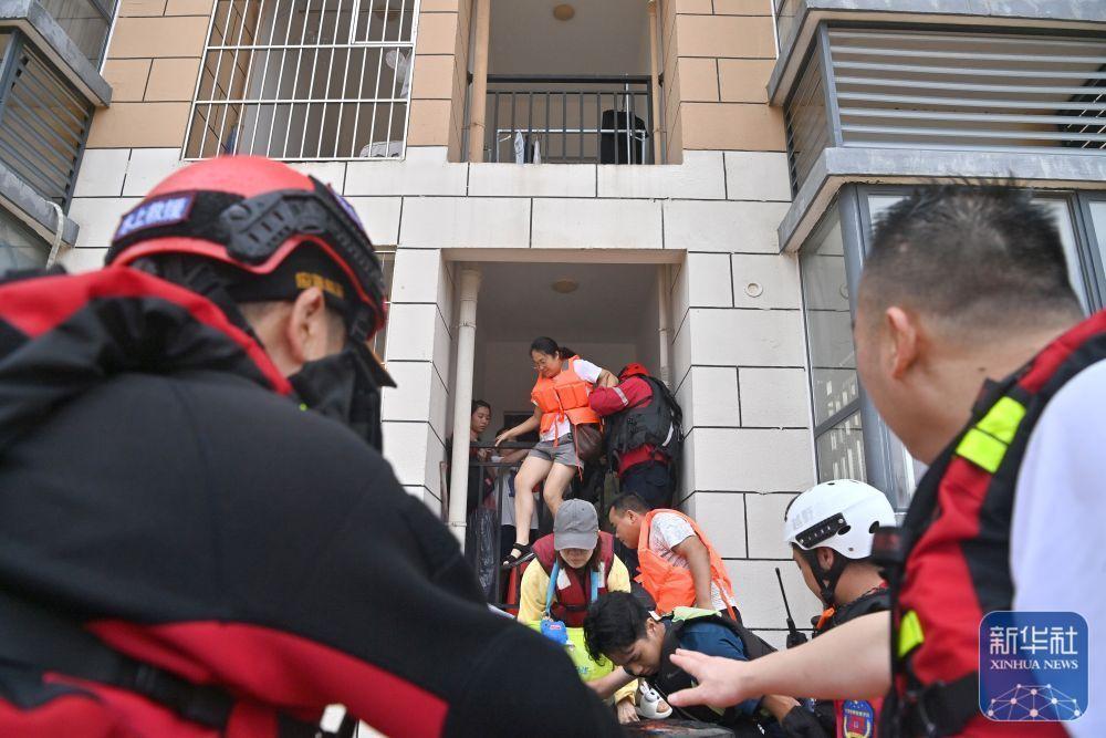多所学校师生被洪水围困,广西贵港:全力转移 多所学校师生被洪水围困,广西贵港:全力转移