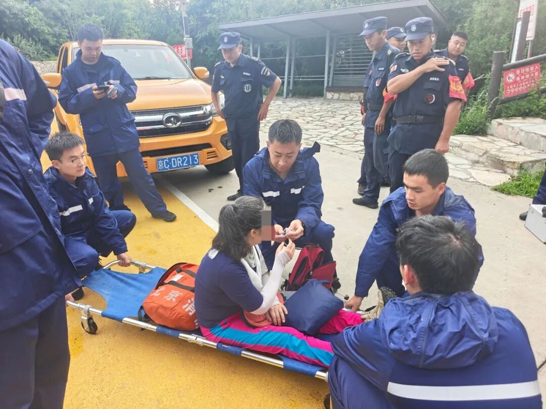 大雨山间遇险!石景山消防多部门联动紧急营救七旬摔伤老人 大雨山间遇险!石景山消防多部门联动紧急营救七旬摔伤老人