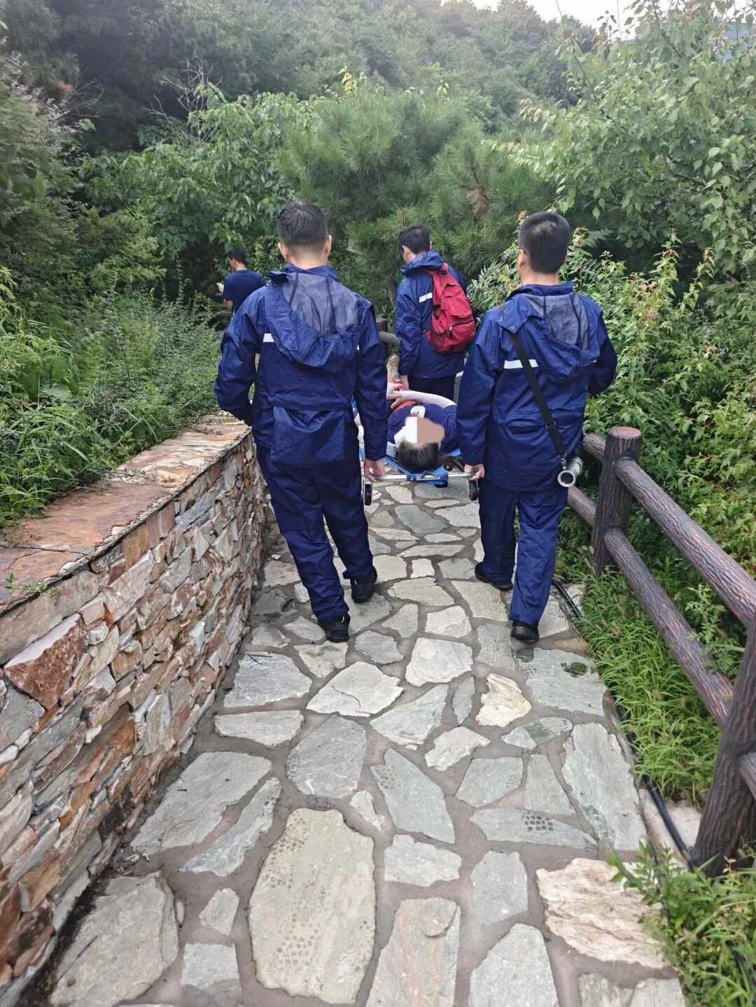 大雨山间遇险!石景山消防多部门联动紧急营救七旬摔伤老人 大雨山间遇险!石景山消防多部门联动紧急营救七旬摔伤老人