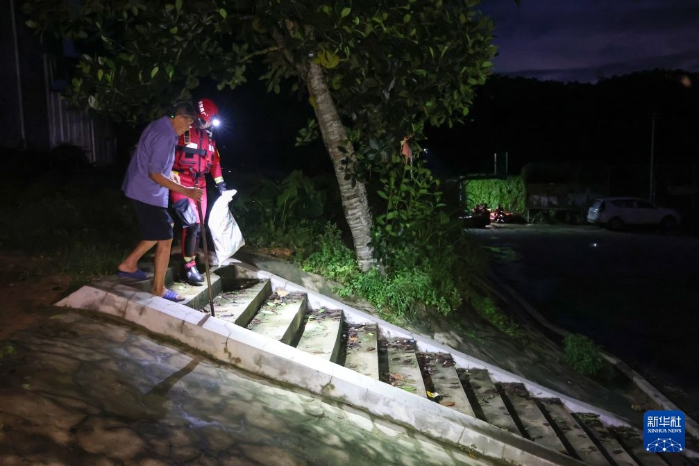 广西钦州：日夜奋战全力转移受困群众