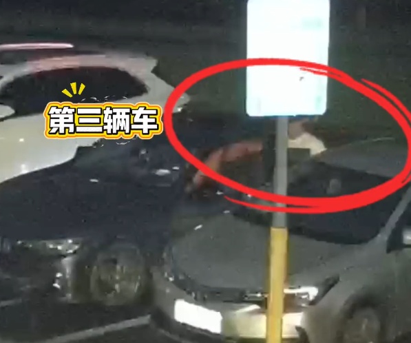小偷:反铐我手痛...民警:伸手时怎么不想想后果! 小偷:反铐我手痛...民警:伸手时怎么不想想后果!