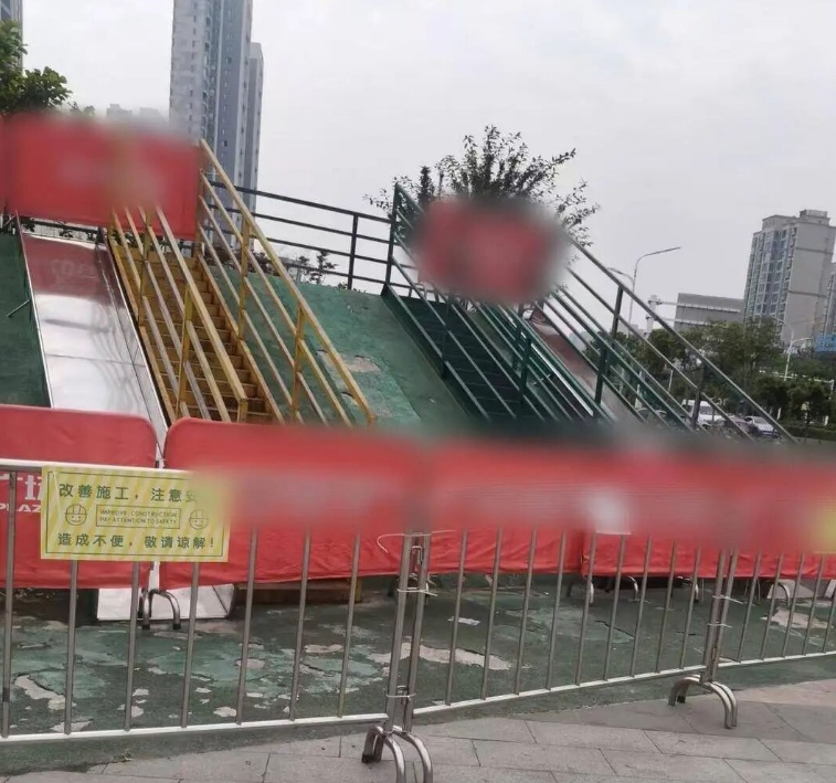 2岁女童玩滑梯夹断小拇指,家长带孩子外出游玩,谨记这些安全贴士→ 2岁女童玩滑梯夹断小拇指,家长带孩子外出游玩,谨记这些安全贴士→