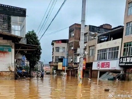 32岁广西青年洪灾中游泳送物资:尽量把食物留给老人和孩子 32岁广西青年洪灾中游泳送物资:尽量把食物留给老人和孩子