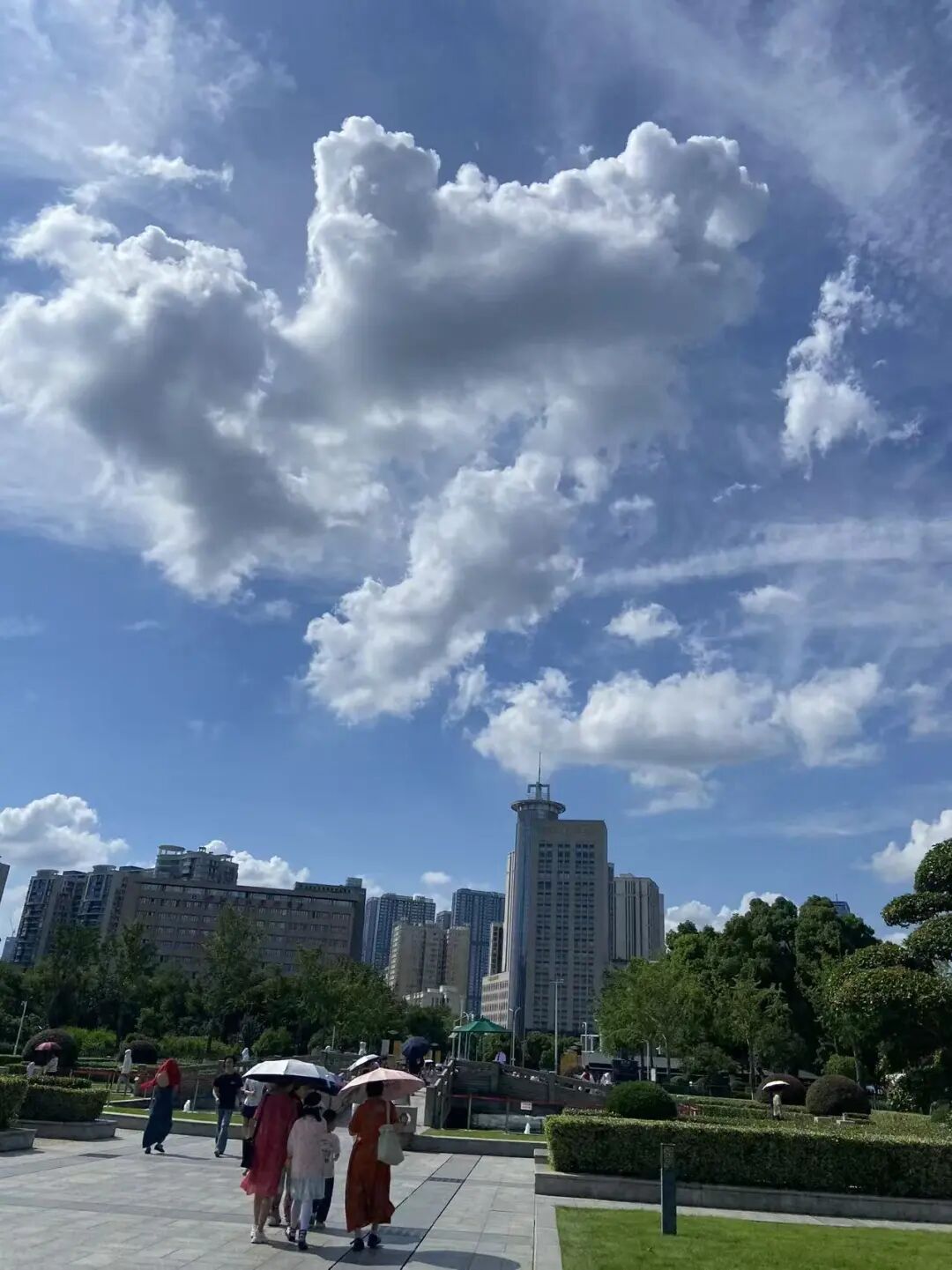 武汉上空惊现“飞船”!很多人拍到了 武汉上空惊现“飞船”!很多人拍到了