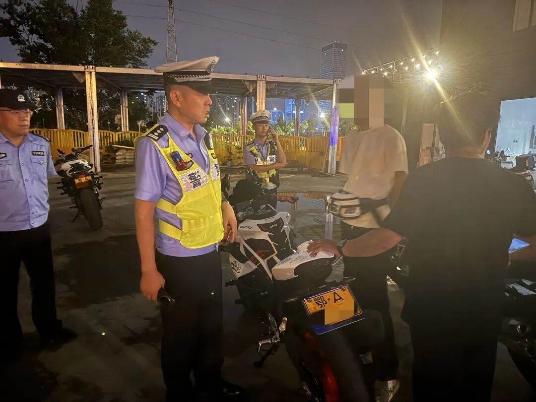深夜炸街耍帅?武汉交警:全员拿下! 深夜炸街耍帅?武汉交警:全员拿下!