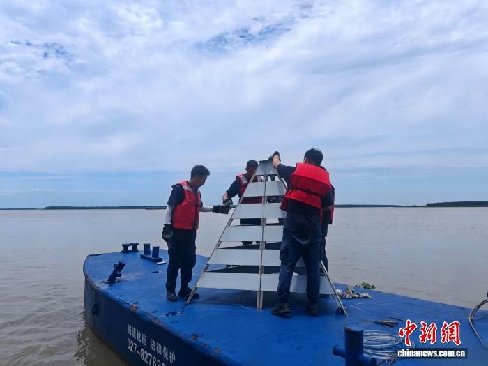 长江汉口站突破设防水位 武汉航道部门全力保安全 长江汉口站突破设防水位 武汉航道部门全力保安全