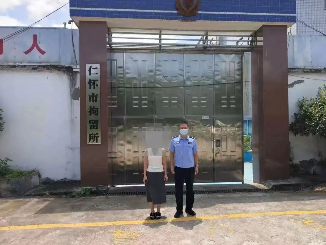 网友发民警酒吧执勤画面，配文“点了两个男模，好像很高冷”？贵州警方：程某被行拘