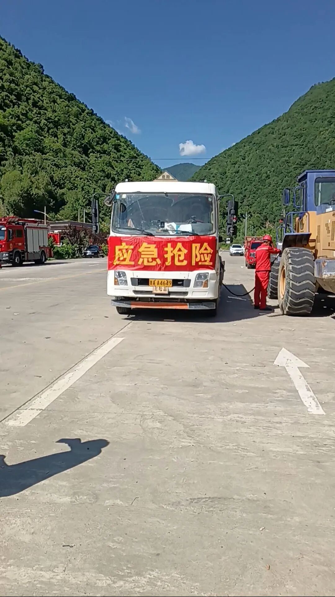 甘肃陇南山体滑坡21人遇难,一载着工人进山的女司机因停车躲过一劫 甘肃陇南山体滑坡21人遇难,一载着工人进山的女司机因停车躲过一劫
