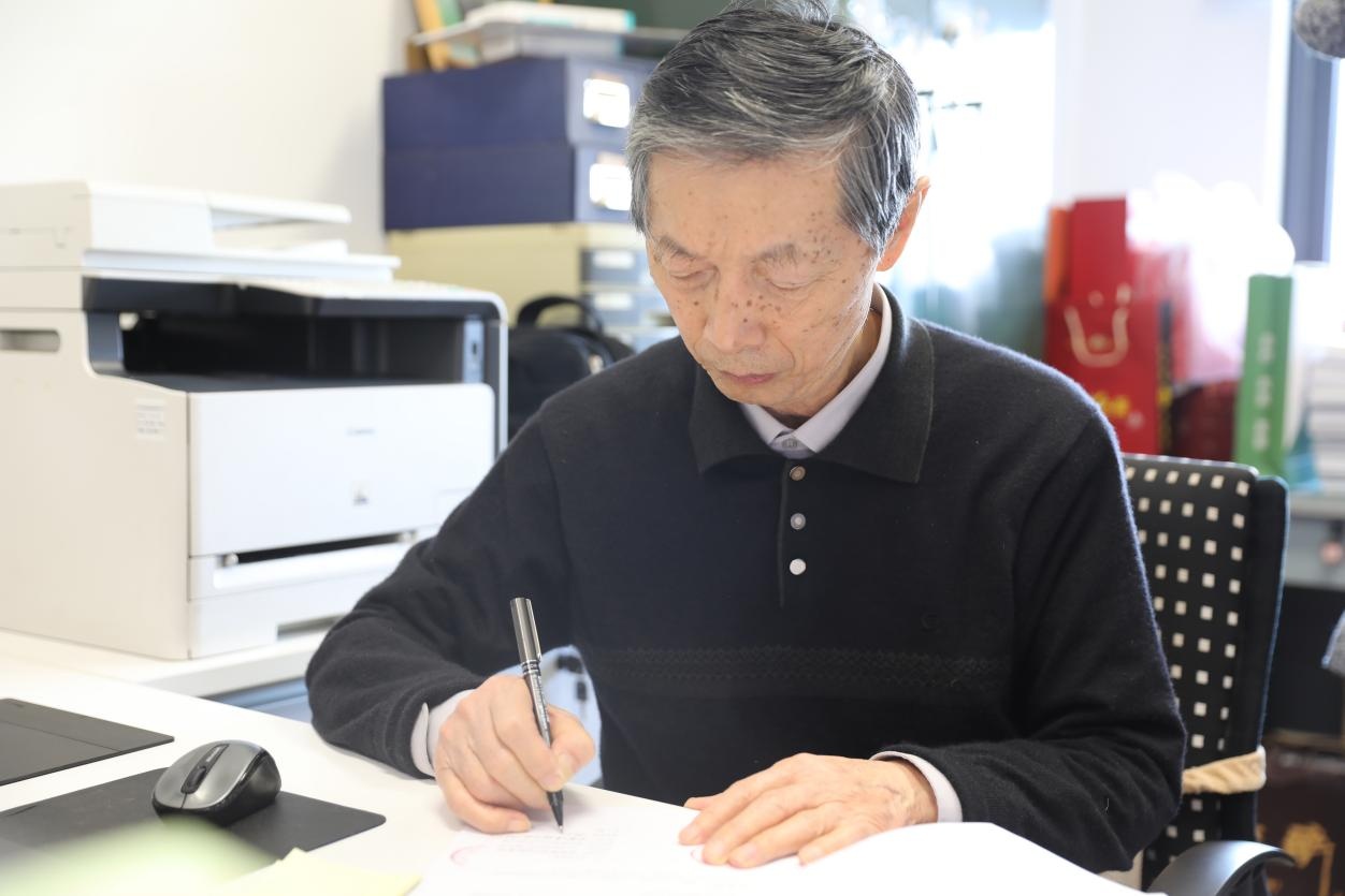 材料科学家陈立泉:在能源电池赛道一生长跑 材料科学家陈立泉:在能源电池赛道一生长跑