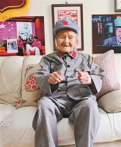 她看到了自己年轻时的模样 她看到了自己年轻时的模样