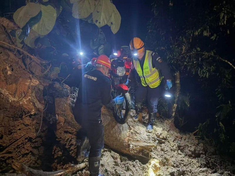 云南元阳大坪乡遭遇强降雨 300人安全转移 云南元阳大坪乡遭遇强降雨 300人安全转移