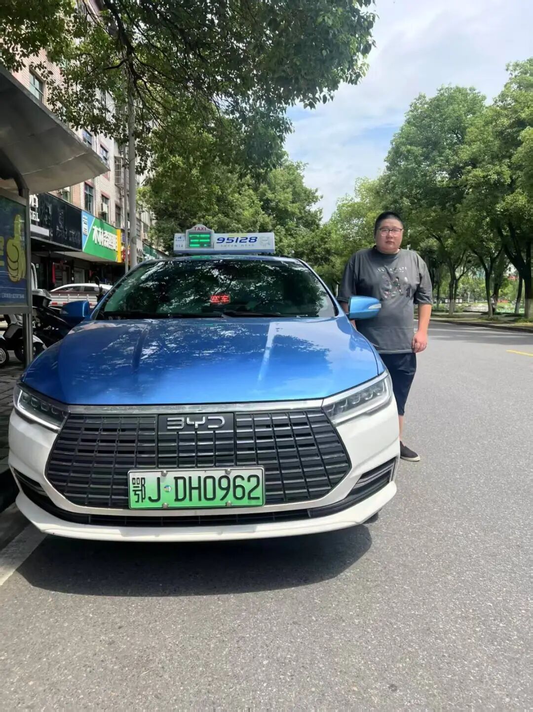 龙卷风突袭!鄂JDH0962,猛踩油门、连闯红灯!交警:免予处罚 龙卷风突袭!鄂JDH0962,猛踩油门、连闯红灯!交警:免予处罚