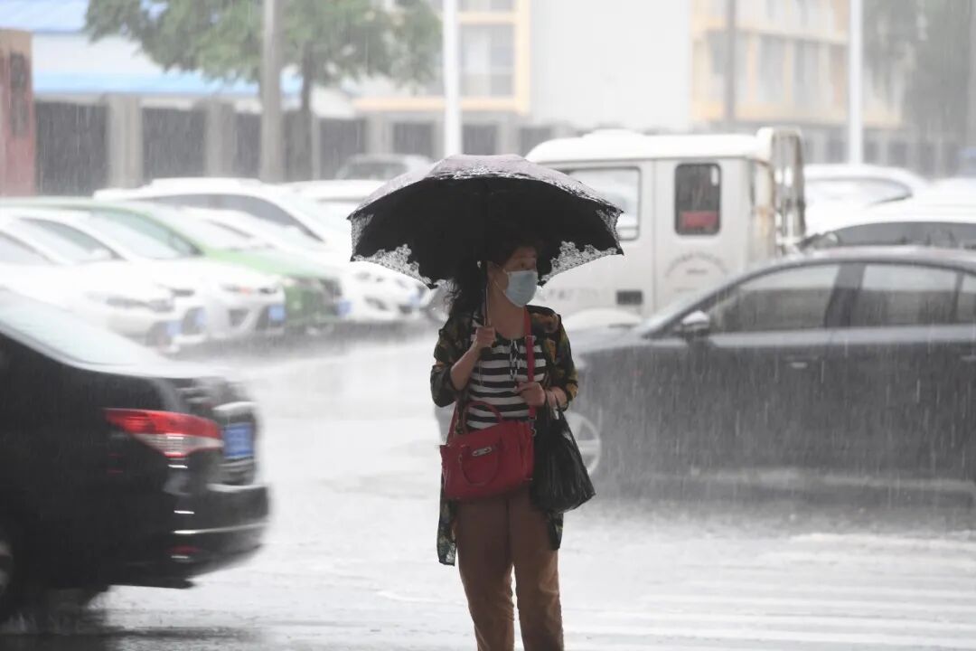 沈阳人请注意!今天有中到大雨!明天起还有暴雨,局部大暴雨! 沈阳人请注意!今天有中到大雨!明天起还有暴雨,局部大暴雨!