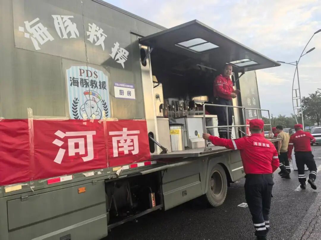 河南“巨无霸餐车”驰援广西救灾一线,一次可解决近千人就餐问题 河南“巨无霸餐车”驰援广西救灾一线,一次可解决近千人就餐问题
