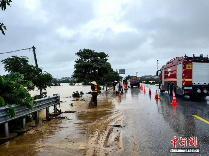 广西公路部门全力抢通横州灾区交通干线 广西公路部门全力抢通横州灾区交通干线