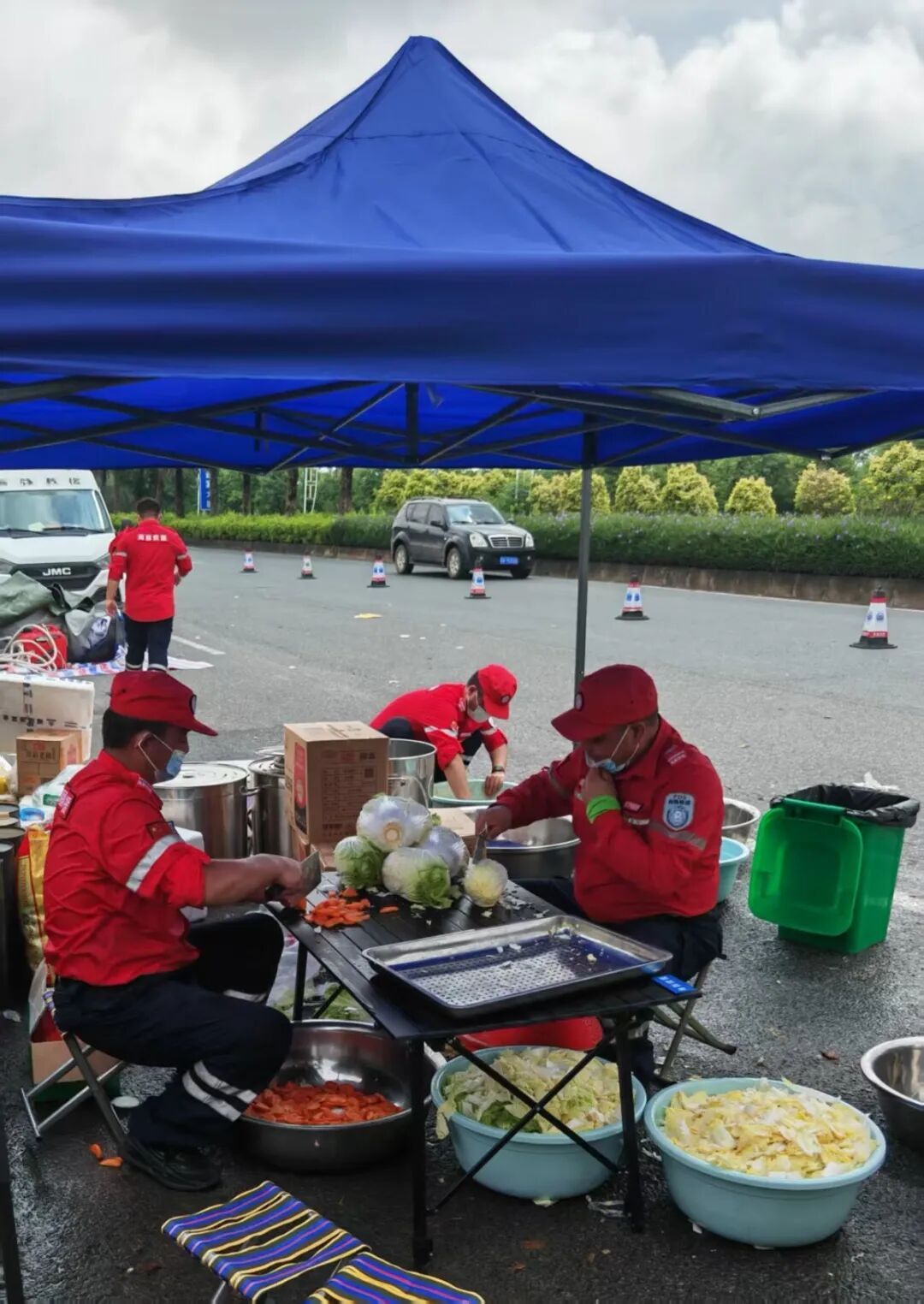 河南“巨无霸餐车”驰援广西救灾一线,一次可解决近千人就餐问题 河南“巨无霸餐车”驰援广西救灾一线,一次可解决近千人就餐问题