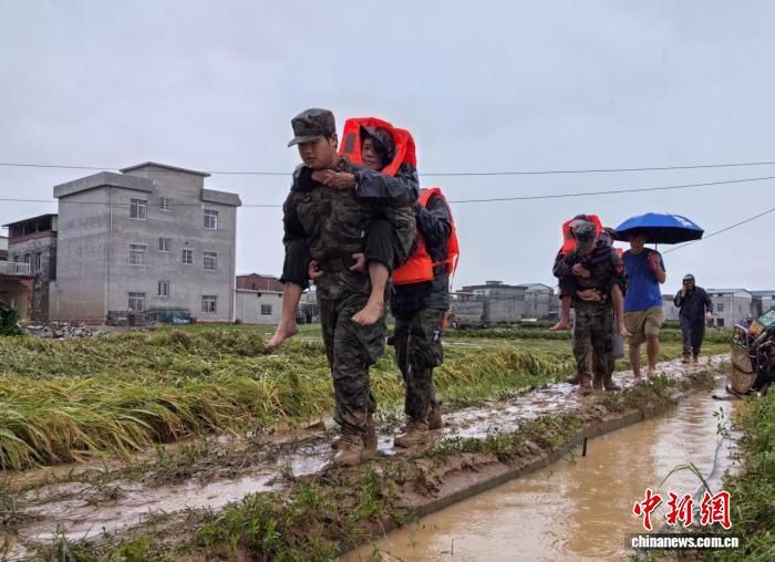 广西退役军人奋战在防汛救灾第一线：“当过兵的人就该冲在最前面”