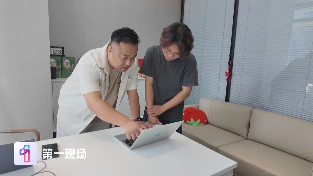 特殊的惊喜!深圳老板“骗”实习生出差,不为工作,只为千里之外的一场毕业典礼 特殊的惊喜!深圳老板“骗”实习生出差,不为工作,只为千里之外的一场毕业典礼