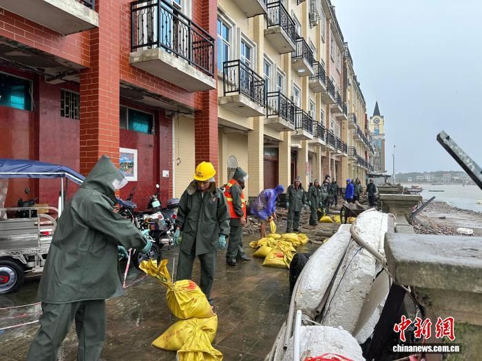 广西退役军人奋战在防汛救灾第一线：“当过兵的人就该冲在最前面”